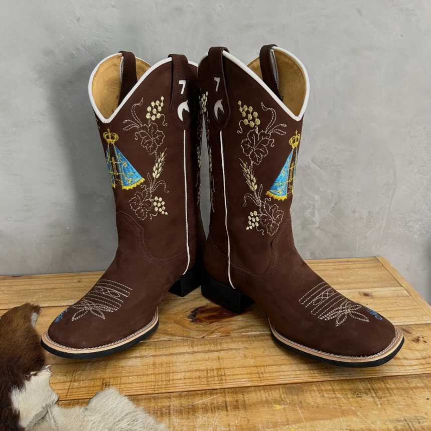 Texana Padroeira - Couro Nobuck Chocolate | Bordado Ferrugem