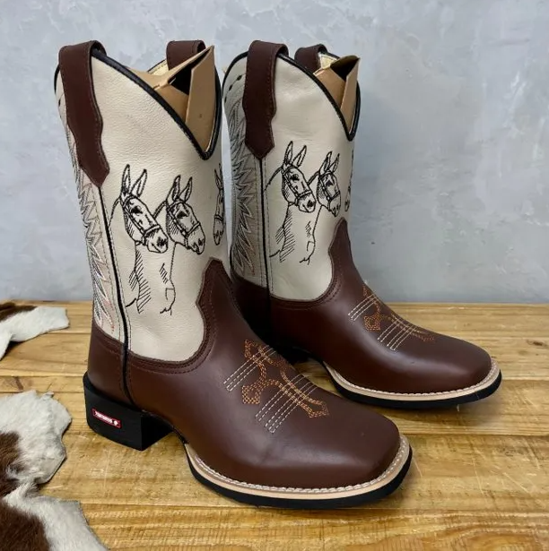 Texana Mulas - Couro Cano Napa Flay Bege | Couro Gáspea Látego Marrom | Bordado Preto