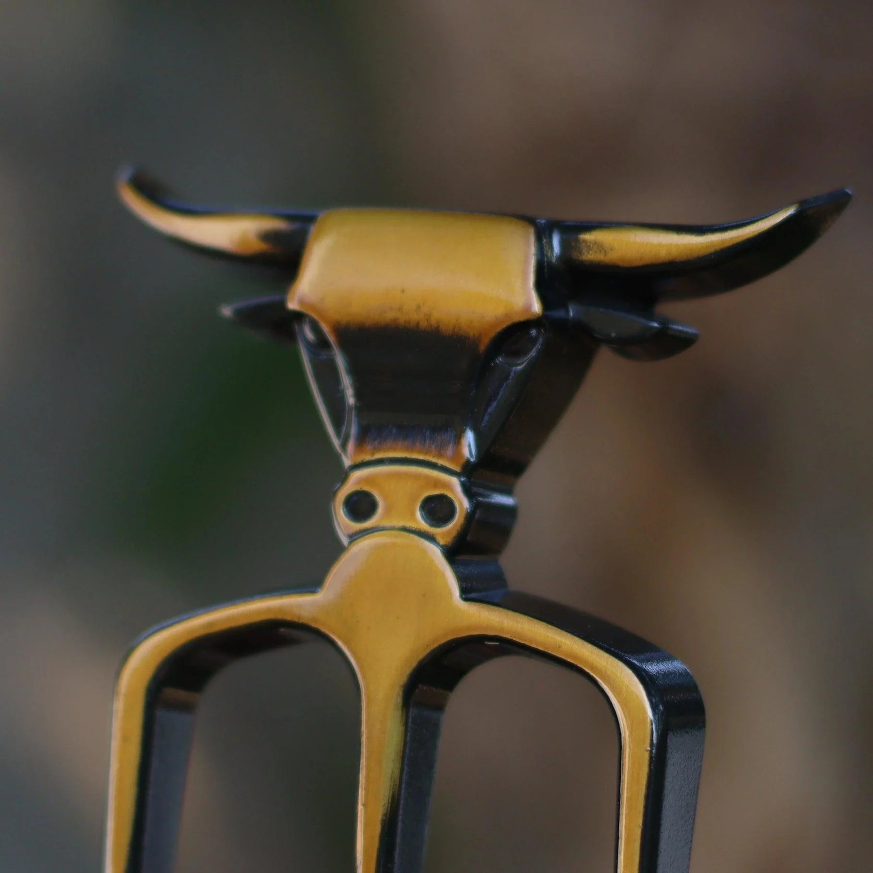 Tridente Bull Cobre Envelhecido com Base em Madeira