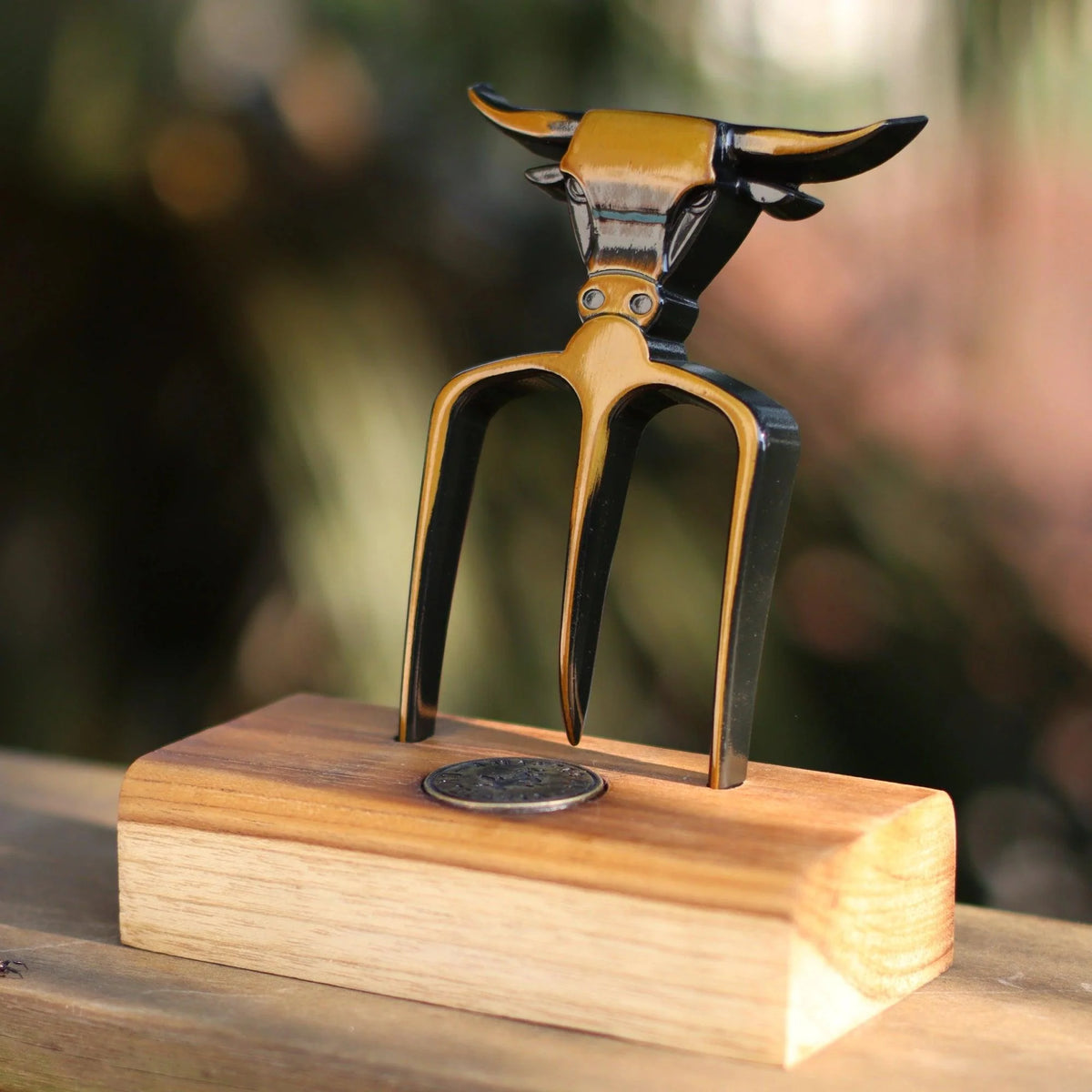 Tridente Bull Cobre Envelhecido com Base em Madeira